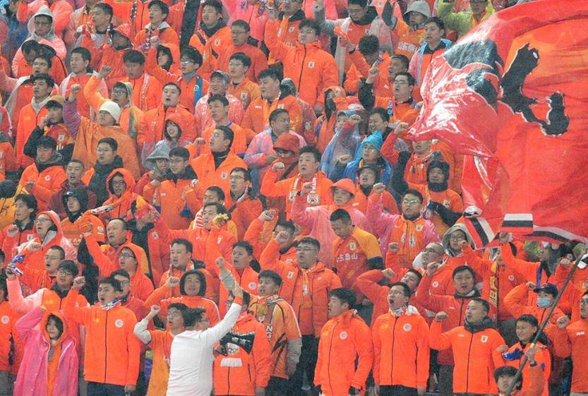  转折点山东泰山止住颓势；亚冠今夜攻防权衡；话题不断；控场能力受关注